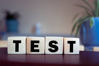 Tahta küplerin kelime testi bir masada, güzel bir arka planda.