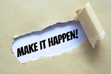 Hallet şu işi! Yırtık kahverengi kağıdın arkasında beliriyor.