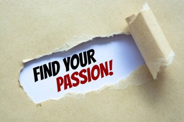 Tutkunu bul! Yırtık kahverengi kağıdın arkasında beliriyor.