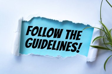 Kahverengi yırtık kağıdın altında yazan Kılavuzu takip et