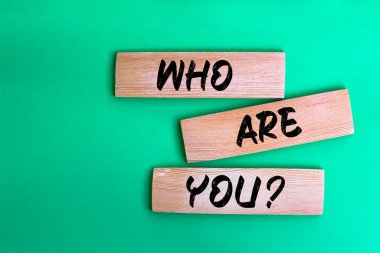 Kimsiniz siz? soru yazılı tahta bloklar.