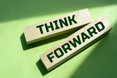 Masanın üzerindeki tahta bloklardan gelecek metni düşün.