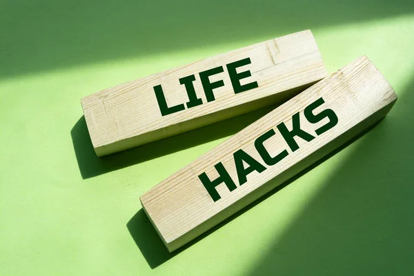 Yeşil arkaplanda HACKS yazan tahta blok