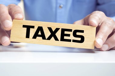 Adam laf etti, vergilere tahta bloklarla mesaj attı. Kavram.