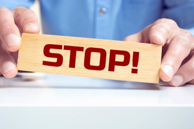 Adam sözcüğü ahşap bloklarla durdurdu.