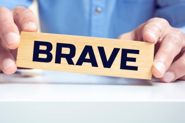 İnsan, tahta bloklarla cesur bir kelime yaptı.