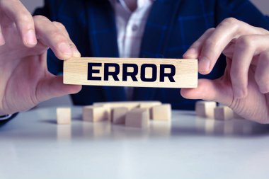 İnsan kelime yaptı, metin hatası tahta bloklarıyla. Kavram.