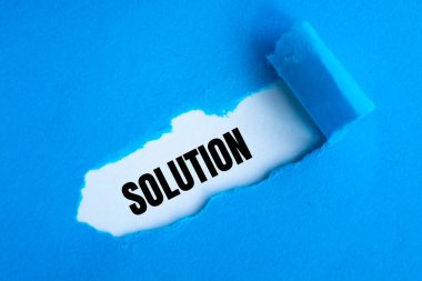 Solüsyon kelimeleriyle yırtılmış kağıt. İş konsepti.