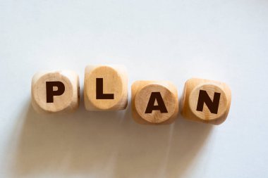 Tahta bloklar beyaz üzerine planlı kelime