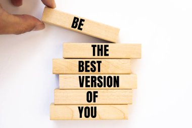 Başarı temeli konsepti. Erkekler ahşap kütüklerin üzerine ahşap bloklar koyarlar. 