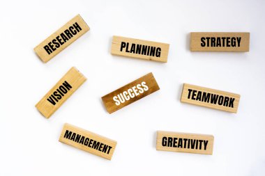 Basamak merdiven olarak ahşap blok dizme, iş büyüme süreci için başarı merdiveni konsepti konsepti.