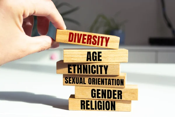 Diversitätskonzept Geschäftsmann Baut Stapel Aus Holzklötzen Mit Text Diversität Alter — Stockfoto