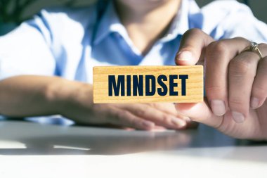 Elinde ahşap blok olan adam. Zihniyet. Iş