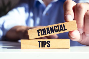 Finansal ipuçları sembolü. Gri arka planda 