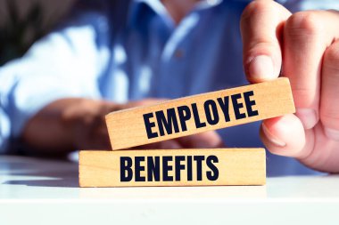 Erkek el tahta bloklar gösteriyor. Çalışanların Yardımları