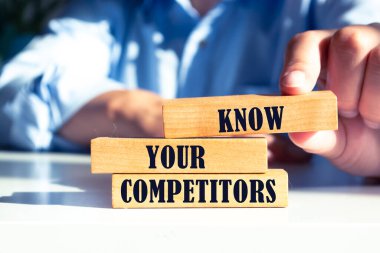 Tahta bloklar üzerinde metin COMPETITORS iş başarısı konseptini biliyorum.