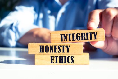 Ahşap küplerin içinde Integrity, HoneSTY, ETHICS.