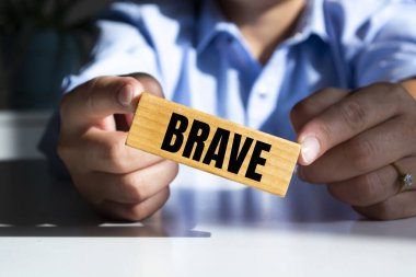 İnsan, tahta bloklarla cesur bir kelime yaptı.