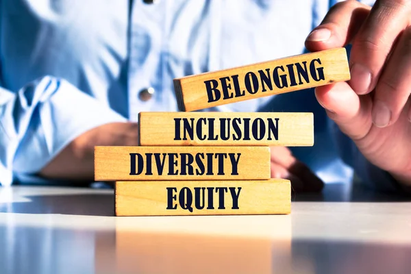 Gleichheit Vielfalt Inklusion Und Zugehörigkeit Holzblöcke Mit Den Worten Gerechtigkeit — Stockfoto