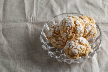 Masada keten masa örtüsü olan ev yapımı kurabiyeler.
