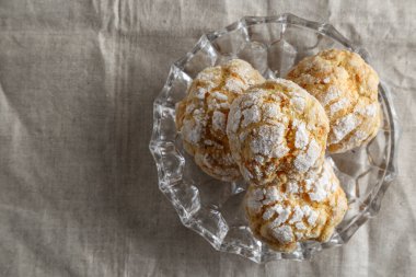 Masada keten masa örtüsü olan ev yapımı kurabiyeler.