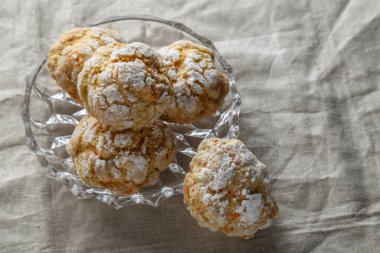 Masada keten masa örtüsü olan ev yapımı kurabiyeler.