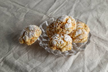 Masada keten masa örtüsü olan ev yapımı kurabiyeler.