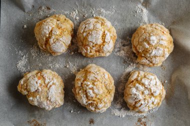 Masada keten masa örtüsü olan ev yapımı kurabiyeler.