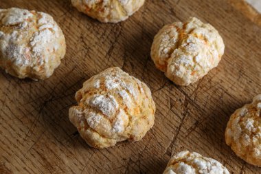 Masada keten masa örtüsü olan ev yapımı kurabiyeler.