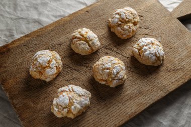 Masada keten masa örtüsü olan ev yapımı kurabiyeler.