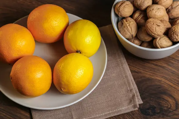 Citrons Oranges Noix Dans Bol Gris Sur Une Table Bois — Photo