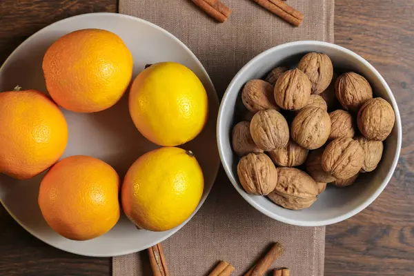 Citrons Oranges Noix Dans Bol Gris Sur Une Table Bois — Photo