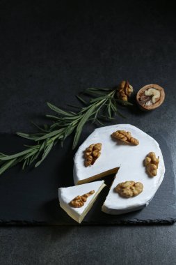 Koyu bir arka planda peynirle hayat