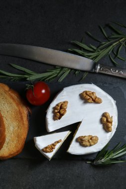 Koyu bir arka planda peynirle hayat