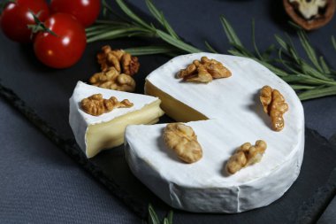 Koyu bir arka planda peynirle hayat