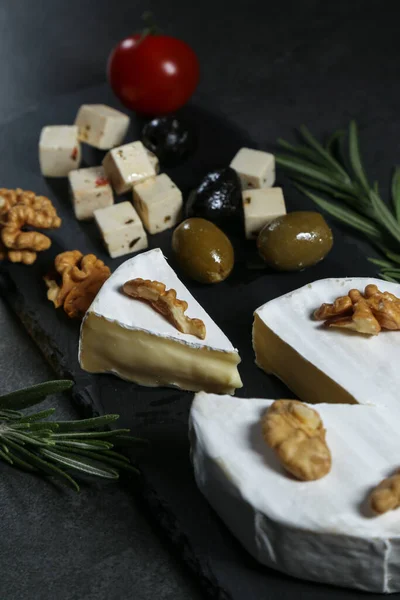 Bodegón Con Queso Sobre Fondo Oscuro —  Fotos de Stock