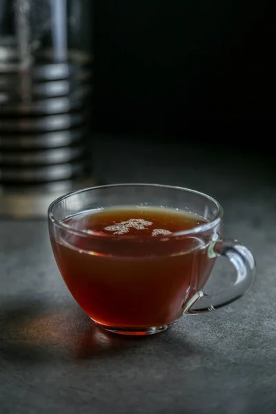 Egy Csésze Forró Fekete Tea Egy Üvegpohárban Egy Kanna Prés — Stock Fotó