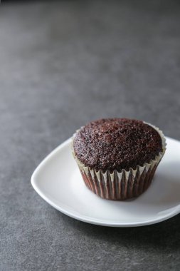 Gri seramik masada lezzetli ve taze çikolatalı kekler..