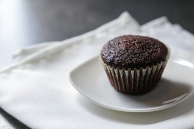 Gri seramik masada lezzetli ve taze çikolatalı kekler..