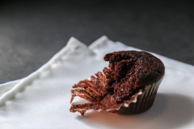 Gri seramik masada lezzetli ve taze çikolatalı kekler..