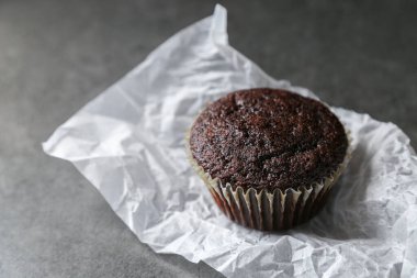 Gri seramik masada lezzetli ve taze çikolatalı kekler..