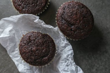 Gri seramik masada lezzetli ve taze çikolatalı kekler..