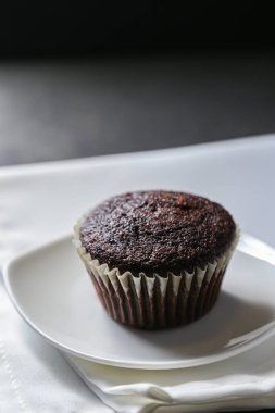 Gri seramik masada lezzetli ve taze çikolatalı kekler..