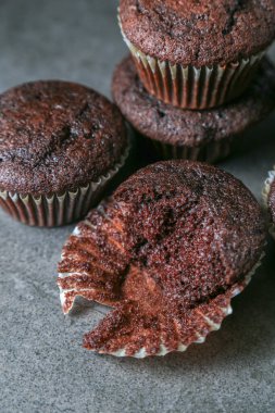 Gri seramik masada lezzetli ve taze çikolatalı kekler..