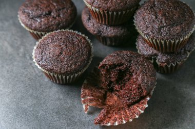 Gri seramik masada lezzetli ve taze çikolatalı kekler..