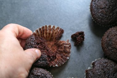 Gri seramik masada lezzetli ve taze çikolatalı kekler..