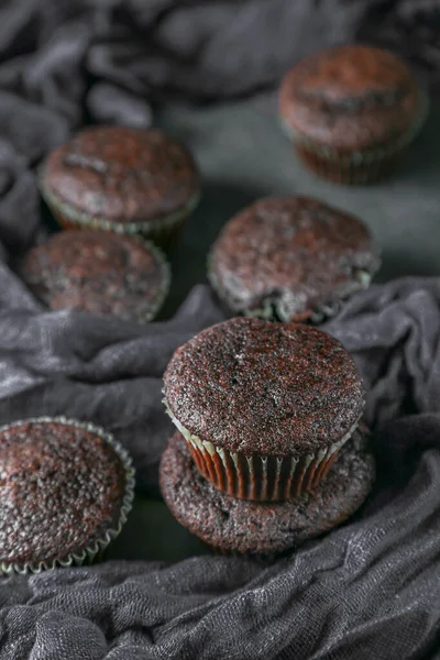 Läckra Och Färska Chokladmuffins Ett Grått Keramiskt Bord — Stockfoto