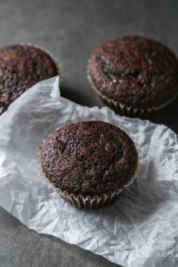 Gri seramik masada lezzetli ve taze çikolatalı kekler..