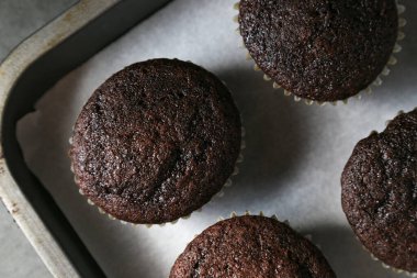 Gri seramik masada lezzetli ve taze çikolatalı kekler..