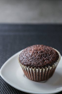 Gri seramik masada lezzetli ve taze çikolatalı kekler..